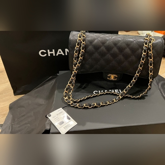 Gorgeous Chanel Black Quilted  Shoulder Bag with Gold Chain 💯Fabulous - Picture 14 of 16